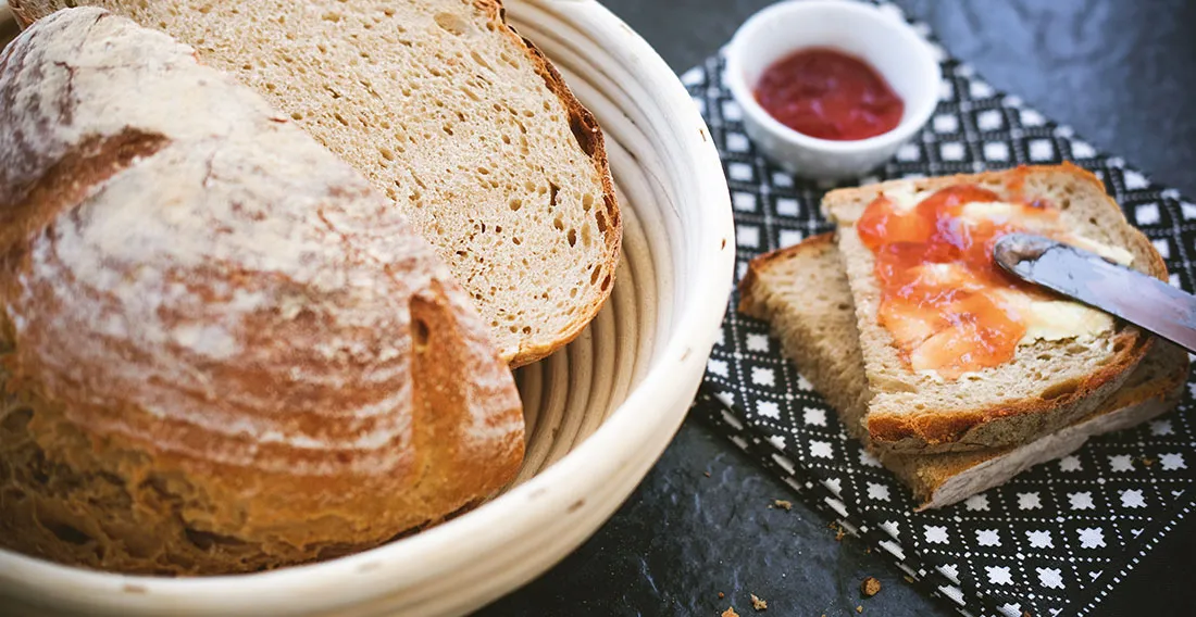 Landbrot mit Marmelade